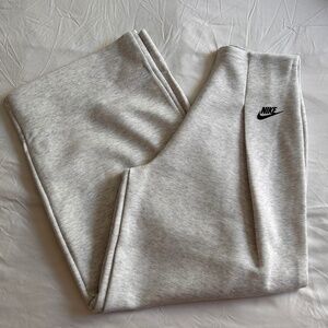 Nike Standard Fit Women’s pants